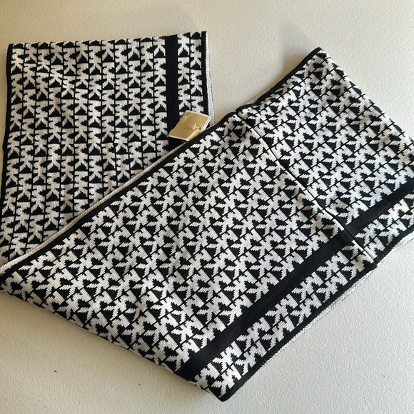 Black and White Patterned Scarf - Picture 1 of 2